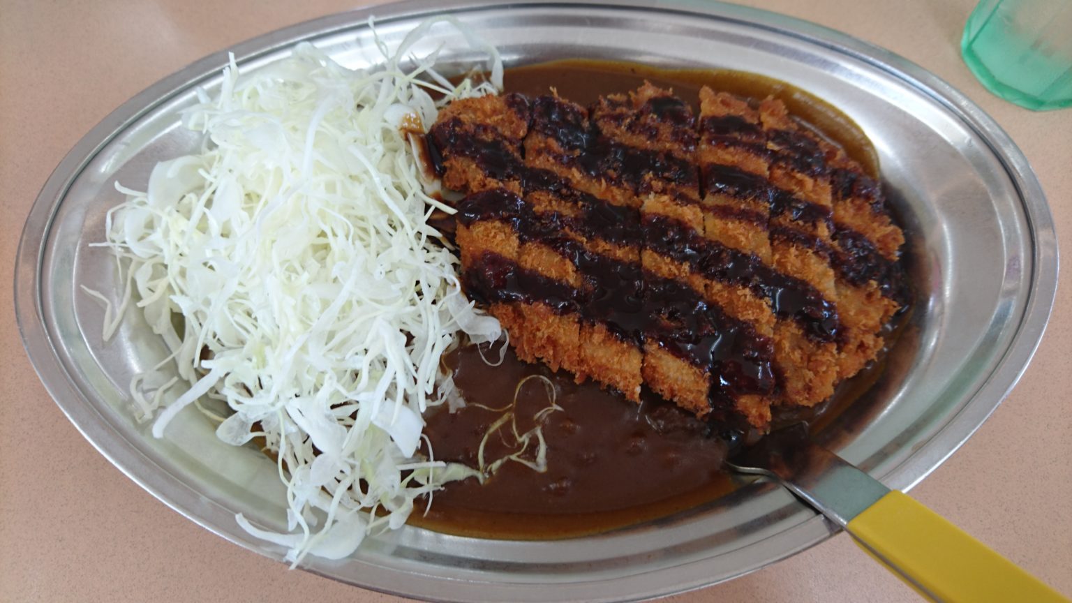 チャンピオンカレー小矢部店のLカツカレー。濃厚なカレールーとジューシーな豚カツが特徴