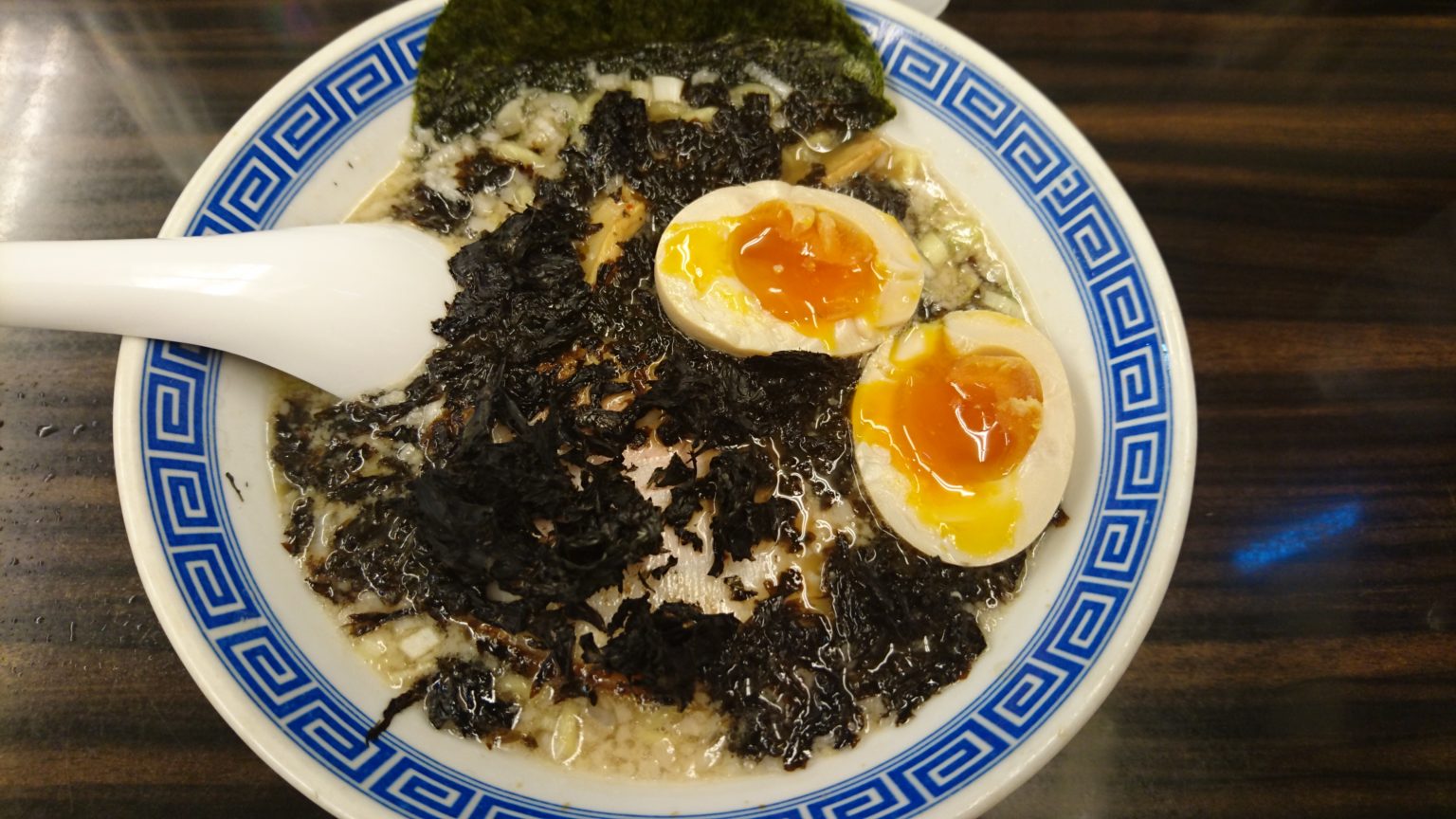 岩のりと煮卵をトッピングした醤油豚骨ラーメン（ラーメンくり坊）