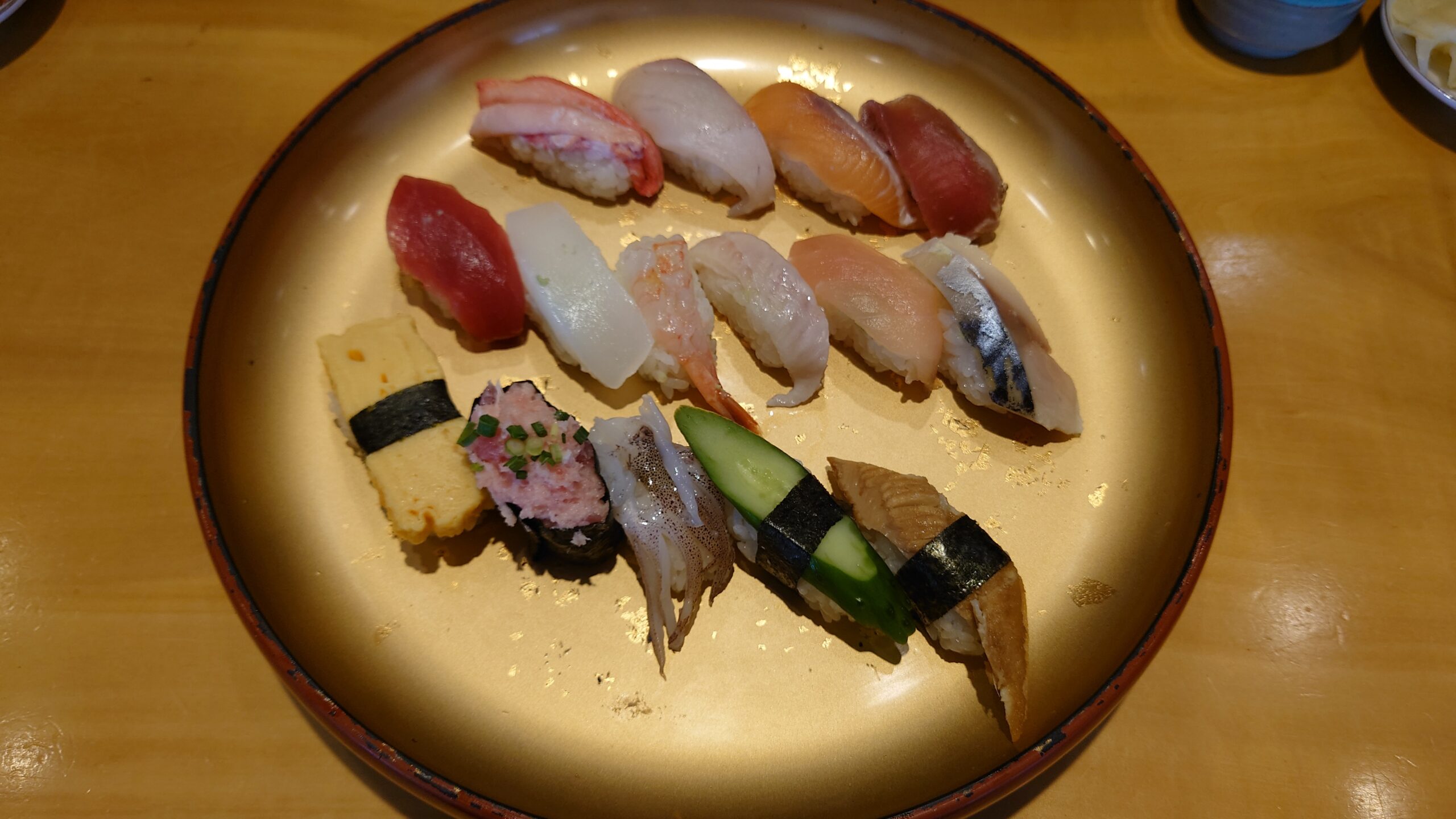 満腹ランチ（1,320円）にぎり15貫とあら汁：金沢の人気回転寿司「すし食いねぇ!」