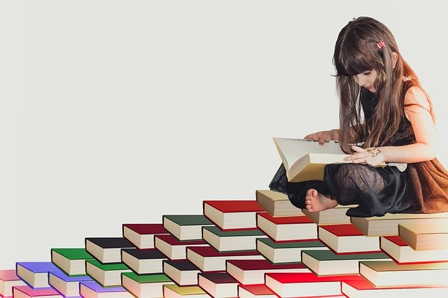 子供がリビングで楽しそうに勉強している様子