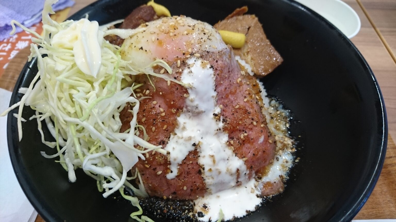 ローストビーフ丼やまと イオンモール高岡店のローストビーフ丼 角煮のせ。柔らかなローストビーフとジューシーな角煮が絶妙にマッチしたボリューム満点なメニュー。