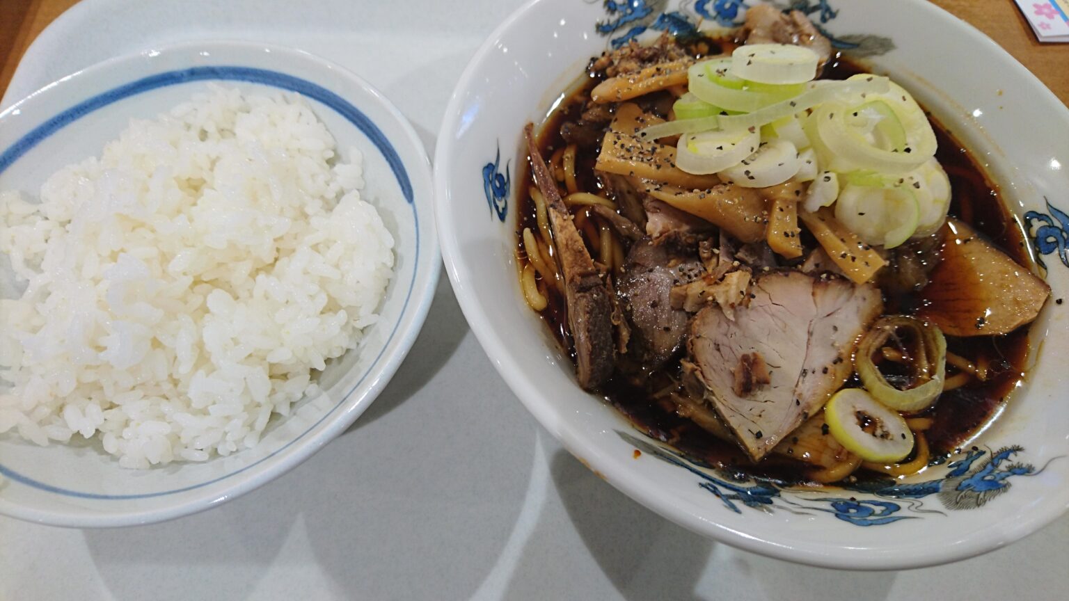 西町大喜の富山ブラックラーメンにライスを添えたセットメニュー