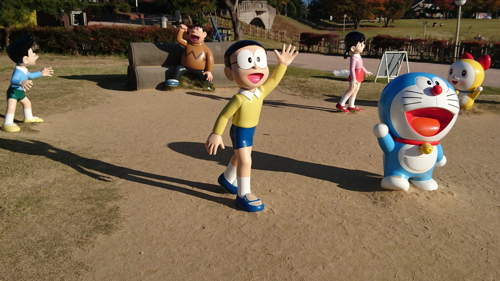 高岡おとぎの森公園のドラえもんの空き地にある土管とキャラクター像