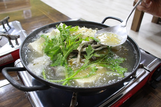 魚、野菜、肉、きのこの鍋