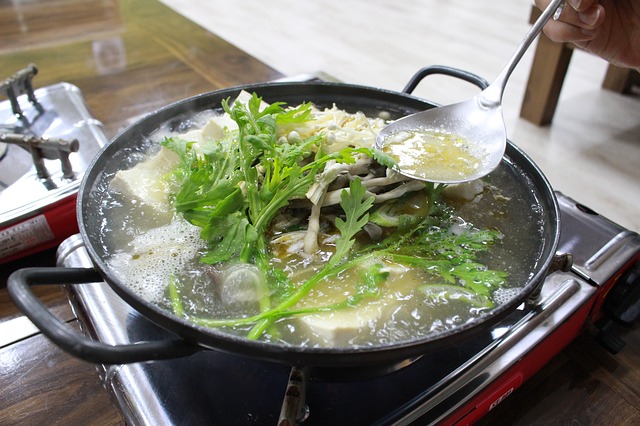新鮮な野菜、肉、だしが入った鍋料理