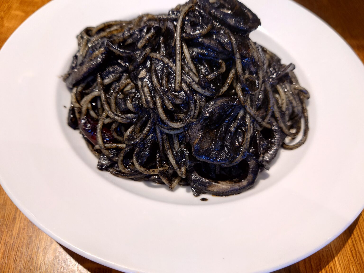 カプリチョーザ イカスミのスパゲティ、イカ墨の濃厚な味わいとトマトソースが絡むスパゲティ