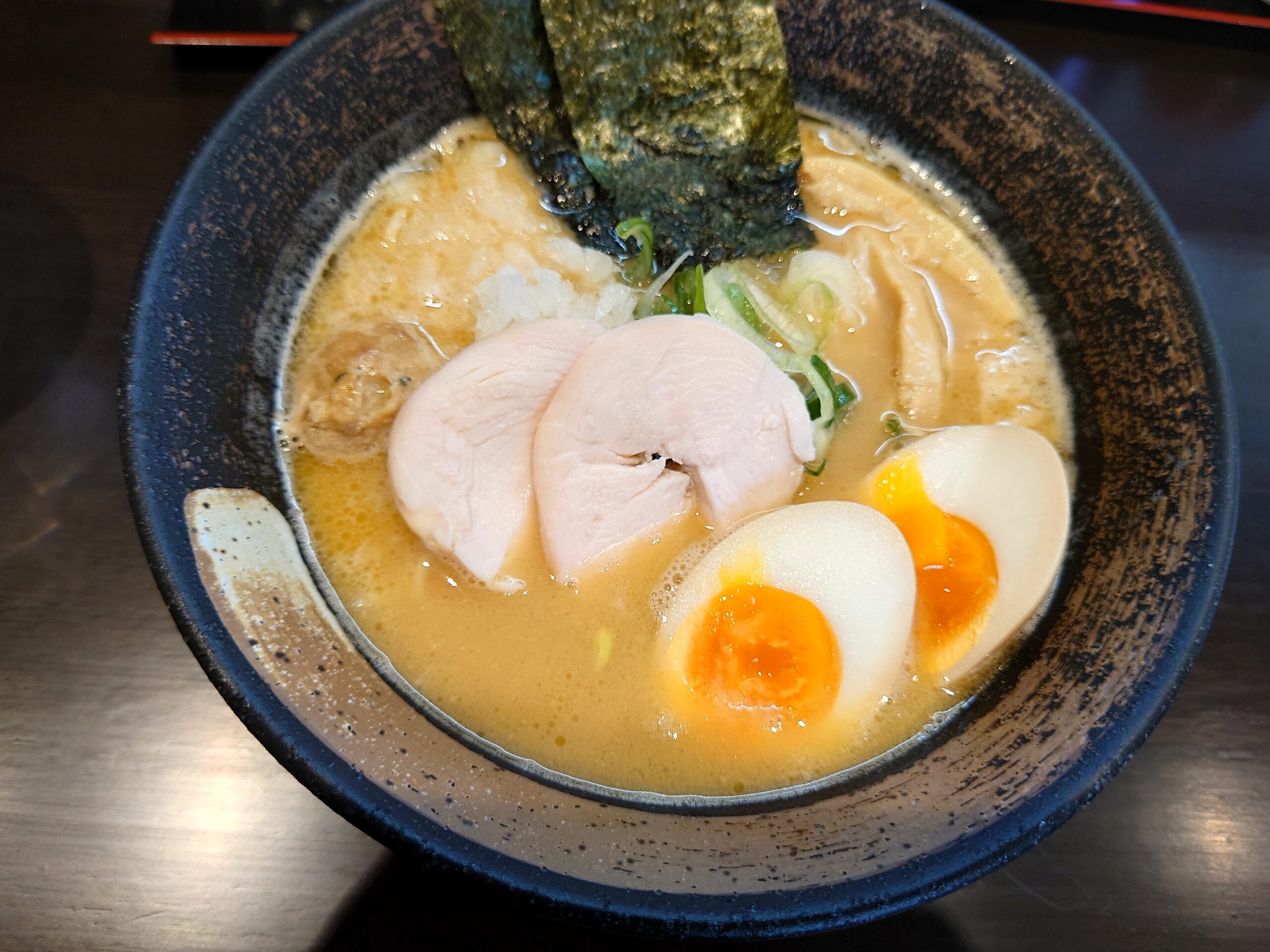 虎珀 小矢部店の人気メニュー 濃厚とりそば 醤油味のラーメン
