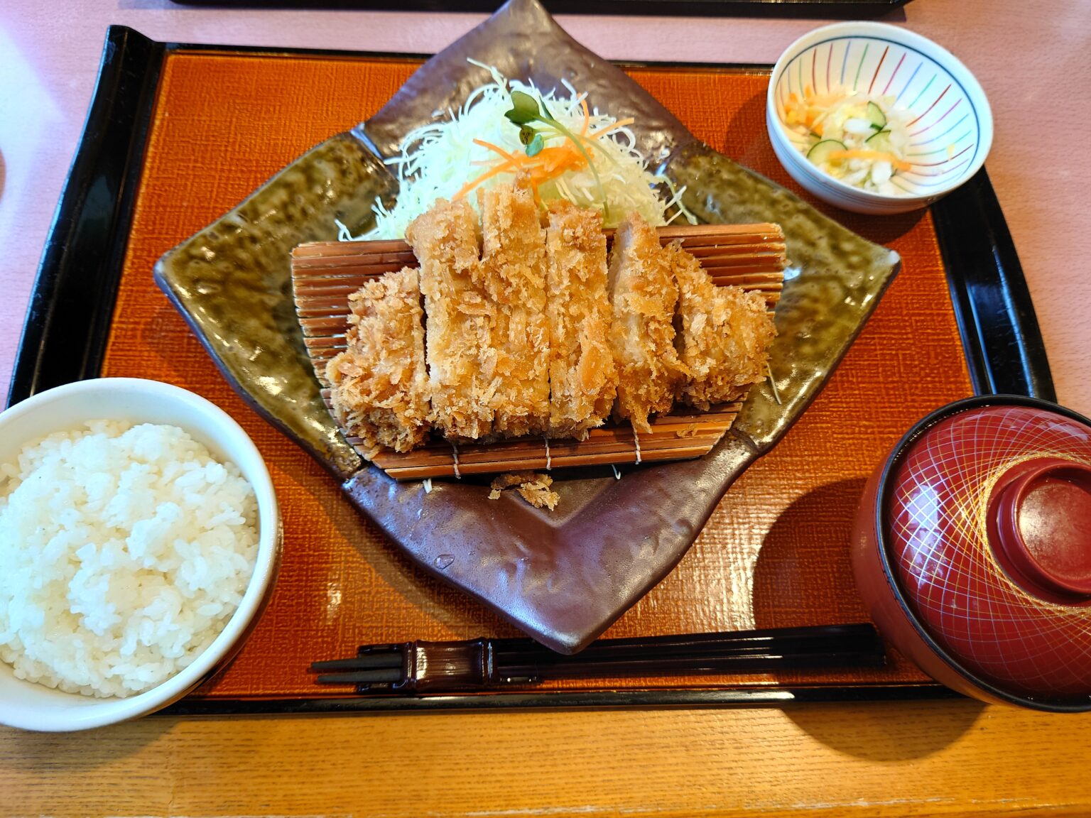 富山県高岡市の本舗とんかつ柿エ門で提供される人気のロースかつ定食