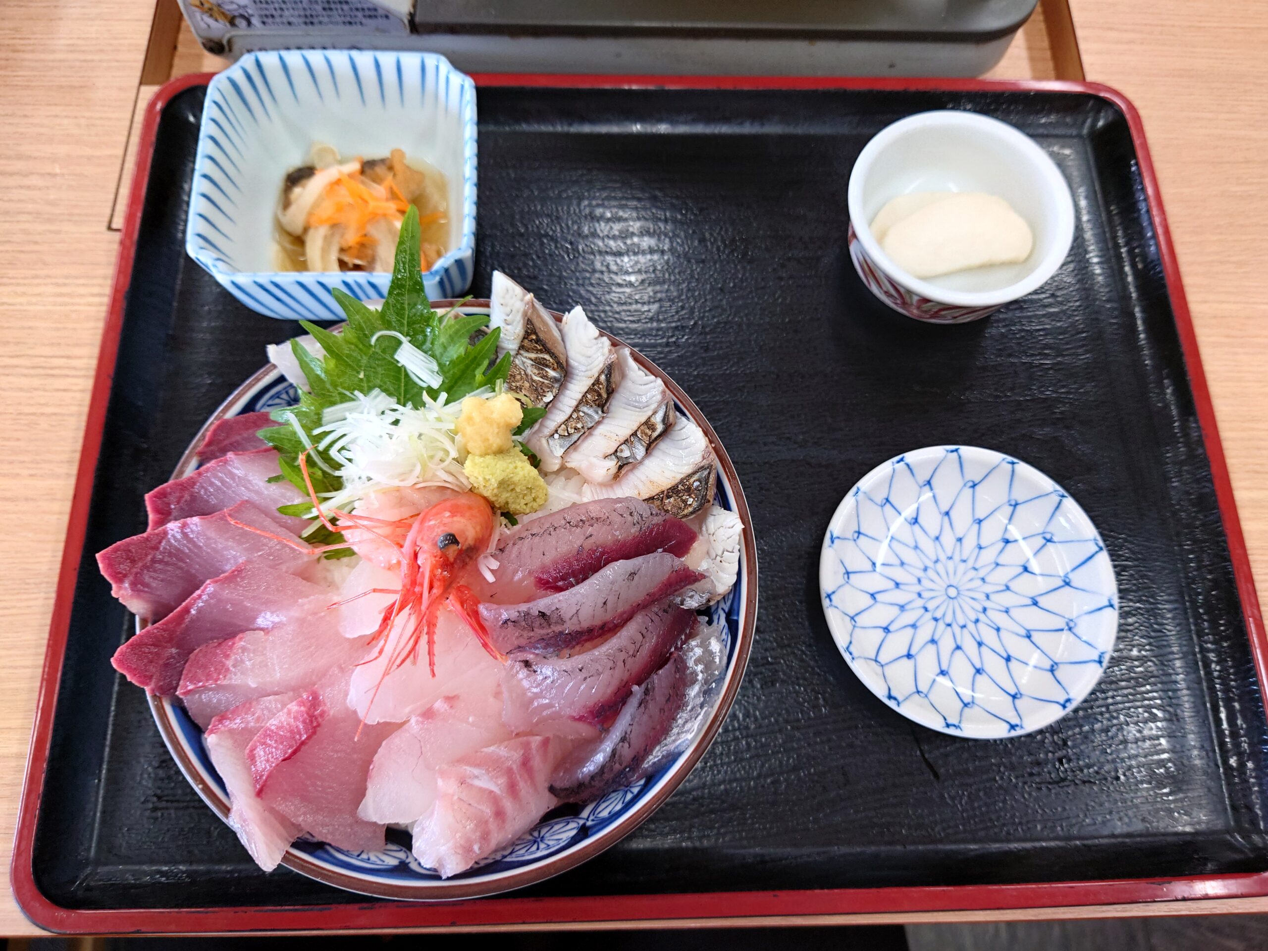 氷見魚市場食堂の名物、やわやわ盛の氷見浜丼（並盛）