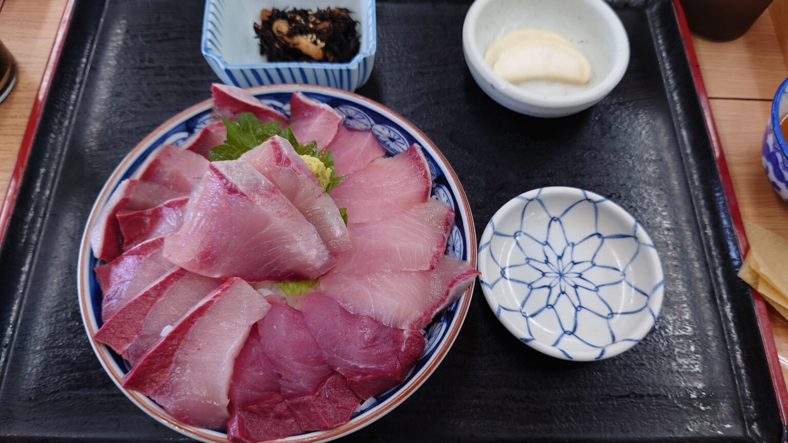 氷見魚市場食堂の氷見寒ぶり丼、新鮮なブリの切り身が盛り付けられた豪華な海鮮丼