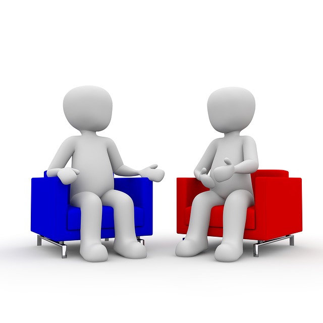 職場の昼休みに同僚と会話を楽しむ様子