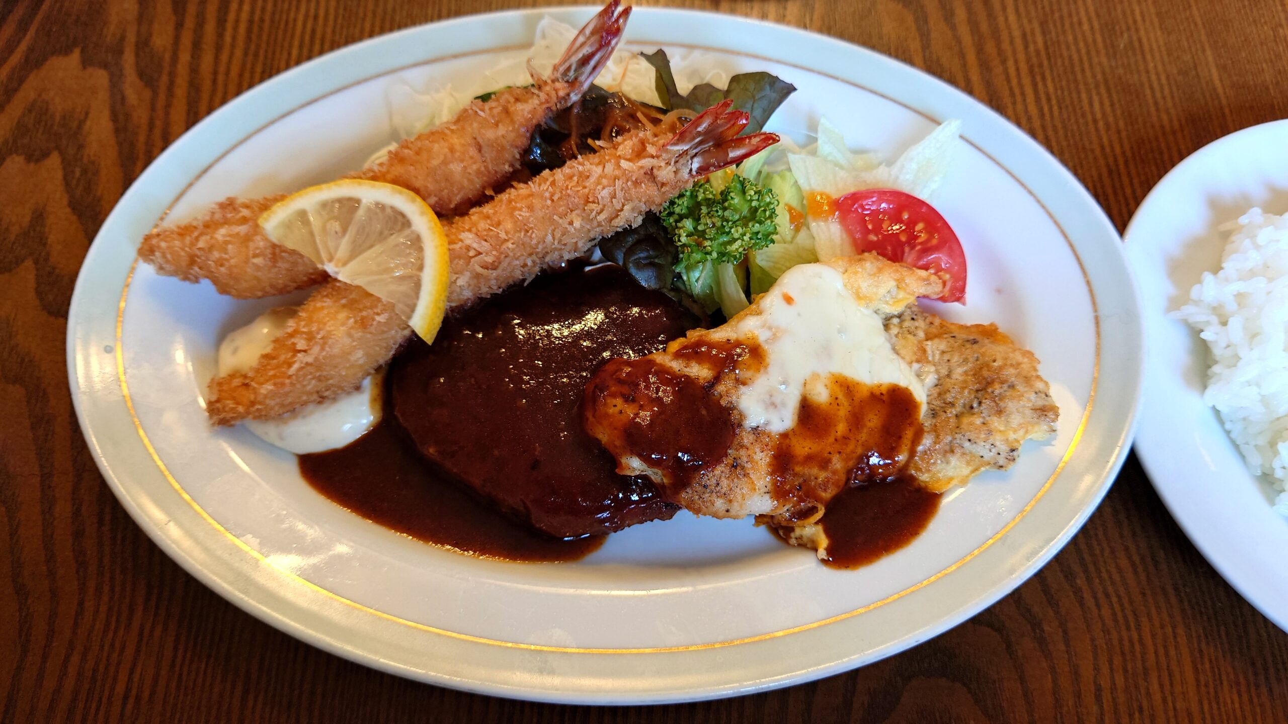 レストランオータニの人気Aランチ。海老フライ、ハンバーグ、チキンピカタの3点盛り定食