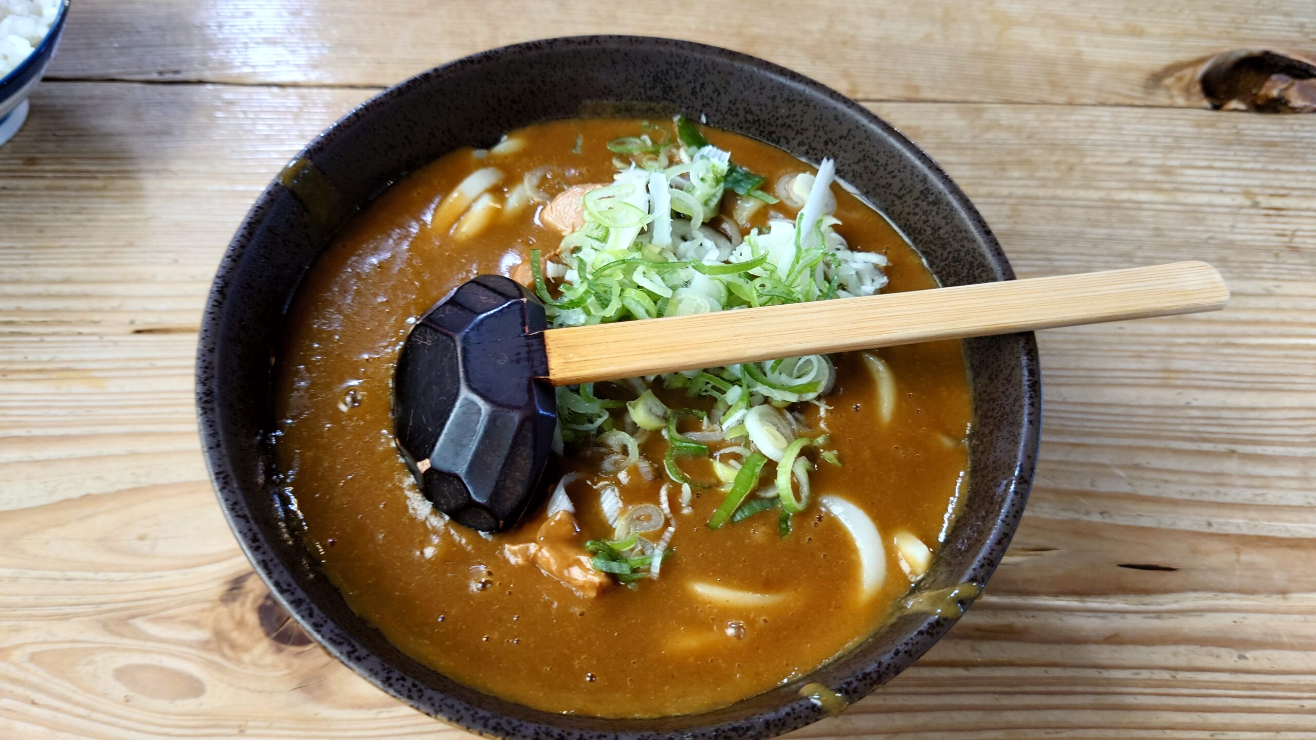 富山県高岡市の人気うどん店「吉宗」の名物カレーうどん