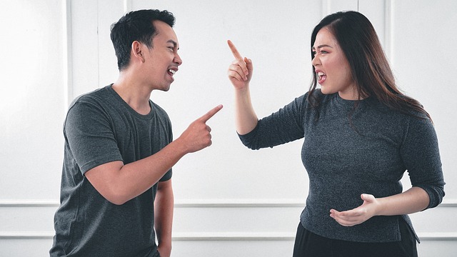 職場でめんどくさい人にイライラする社員