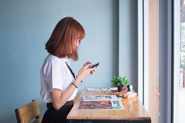 スマートフォンで飲食店をネット予約する女性