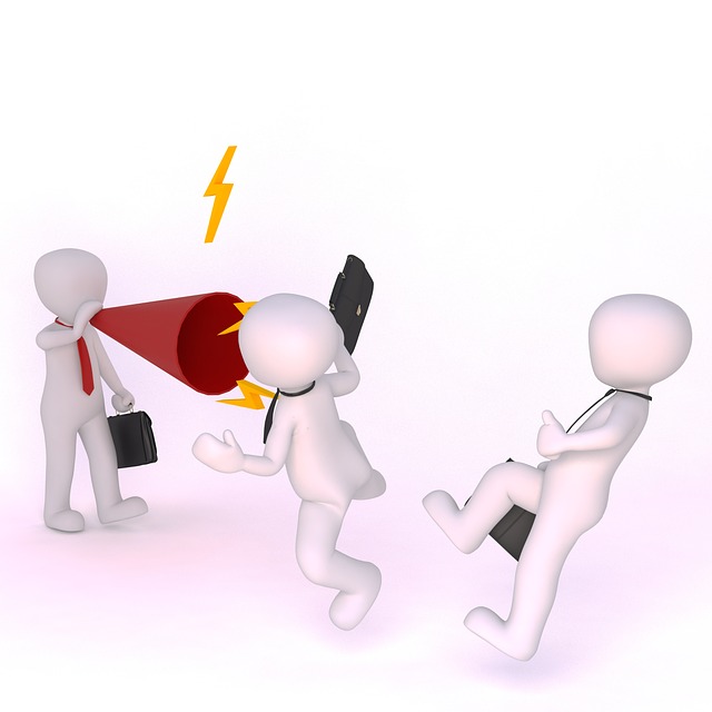 上司から無理な仕事を押し付けられて困っている会社員