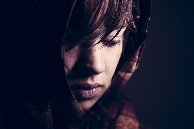 整理された机で仕事に集中する女性