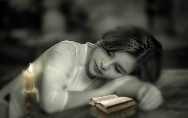 仕事に行きたくない社会人の女性が机で悩んでいる様子