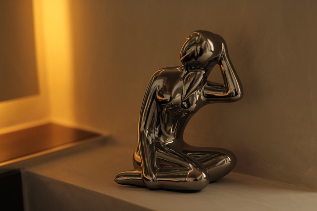 上司や同僚との人間関係のストレスで職場で悩む社員