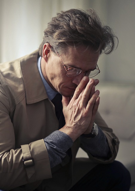 仕事がうまくいかない時の悩むサラリーマン