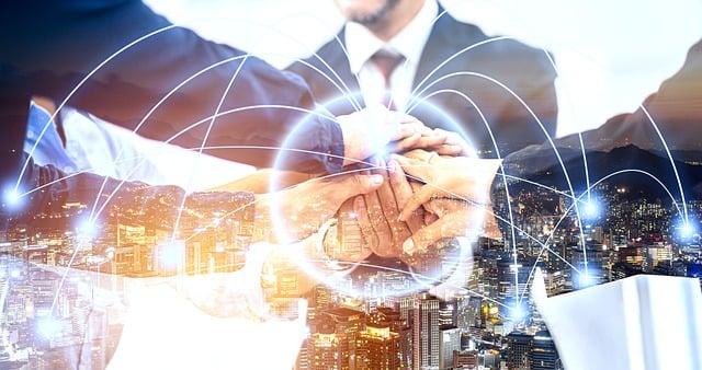 職場でコミュニケーションをとる社員たち