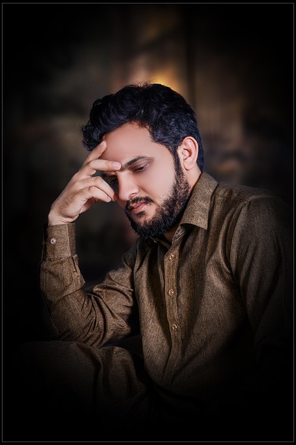 仕事をしない人に悩むサラリーマンがストレスを感じている様子